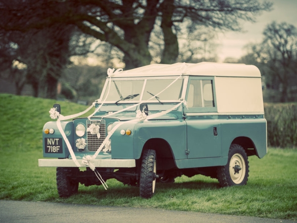 land rover defender with ribbons, cheshire wedding photographer