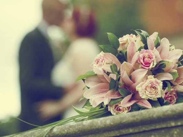 bride and groom kiss, bouquet, warwickshire wedding photographer, dunchurch park weddings