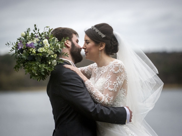 bride and groom kiss lake, cheshire wedding photographer
