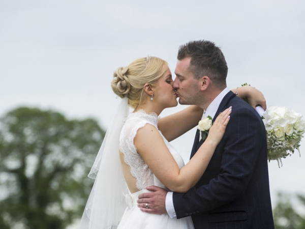 bride and groom kiss, cheshire wedding photographer, sandhole oak barn