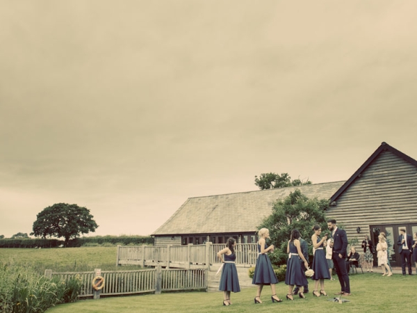 guests entering wedding venue barn, cheshire wedding photographer, sandhole oak barn