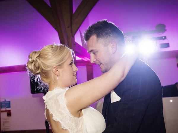 bride and groom first dance, cheshire wedding photographer, sandhole oak barn