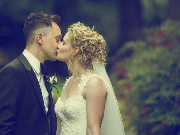 bride and groom kiss, cheshire wedding photographer, all saints church thelwall